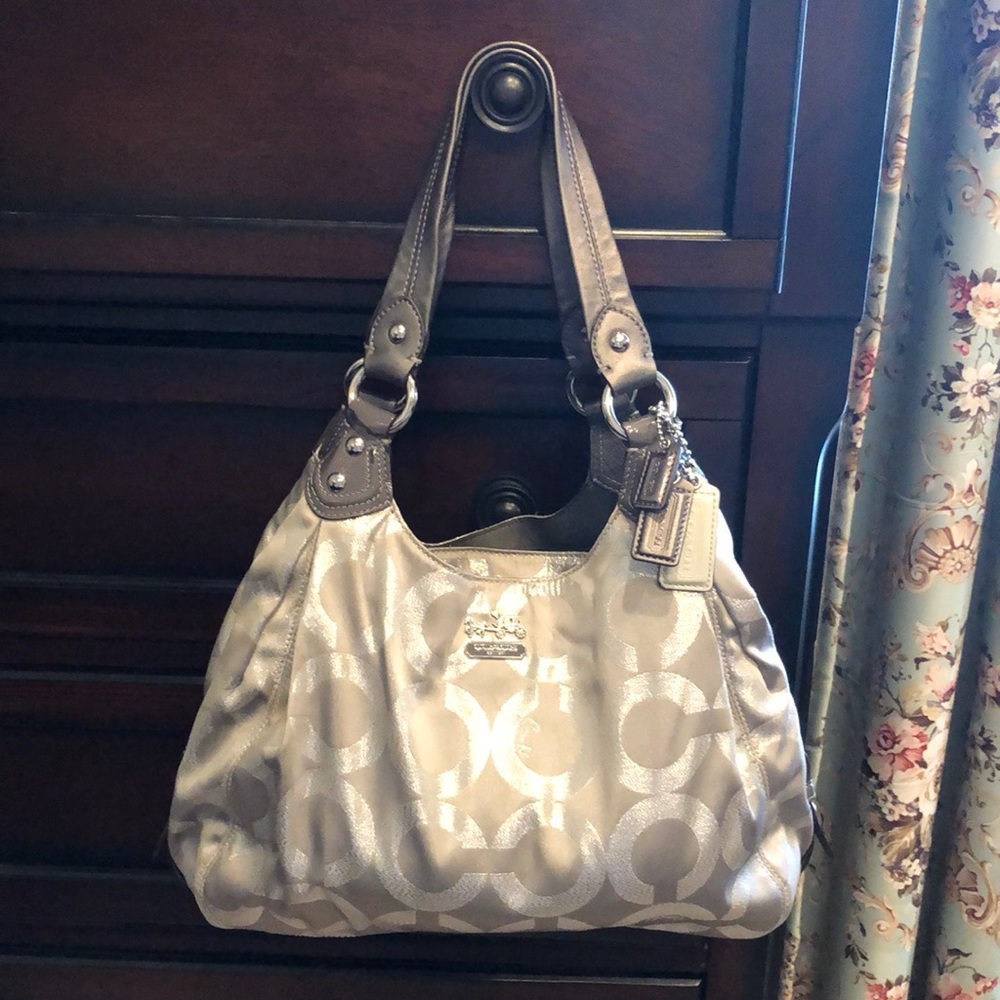 COACH Signature Maggie